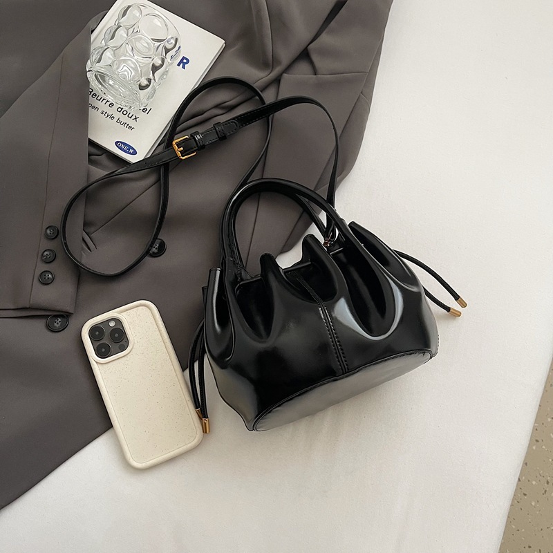 バッグ レディースバッグ 新しいハイエンドの質感ニッチ冬多用途ショルダークロスボディバッグファッショナブルなポータブルプリーツバケットバッグ|undefined