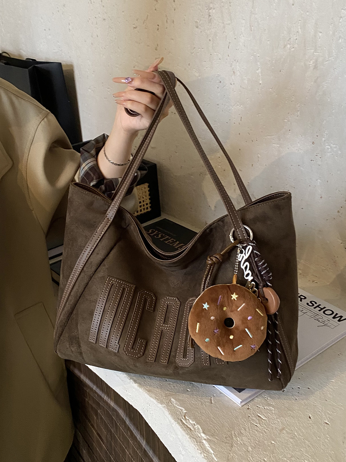 Casual de gran capacidad retro bolsas de seda de peluche mujeres 2025 nuevo estilo de transporte universal bolsas de hombro bolsas de estudiantes universitarios