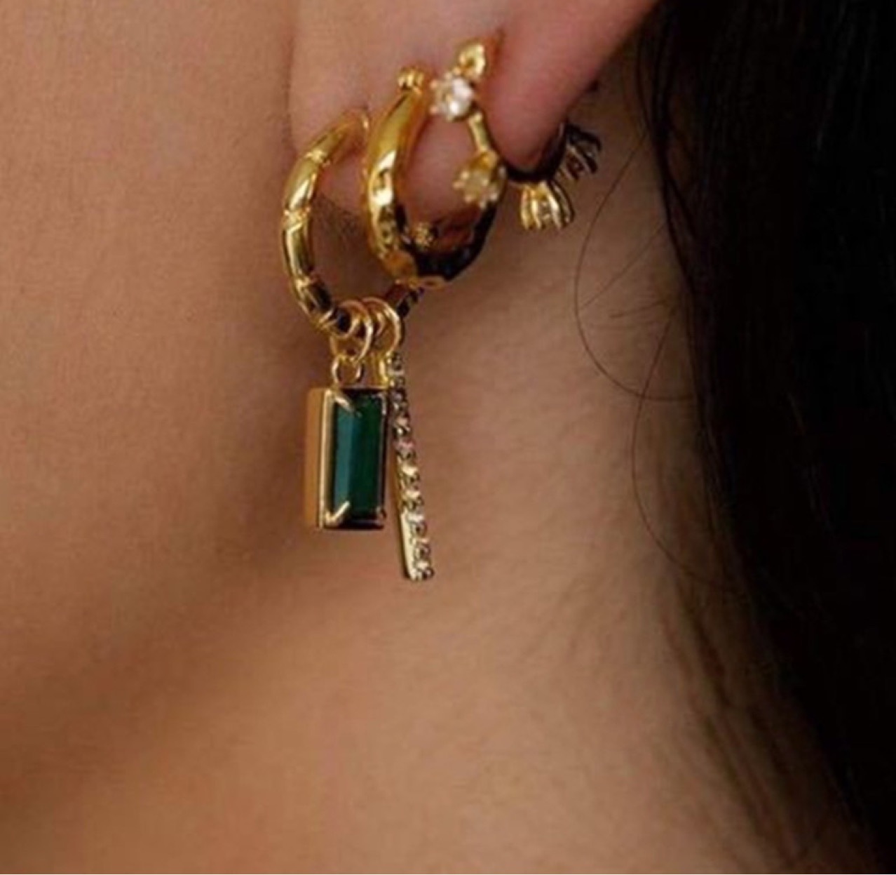 Retro Emerald Inlaid C-shaped Earrings display picture 1