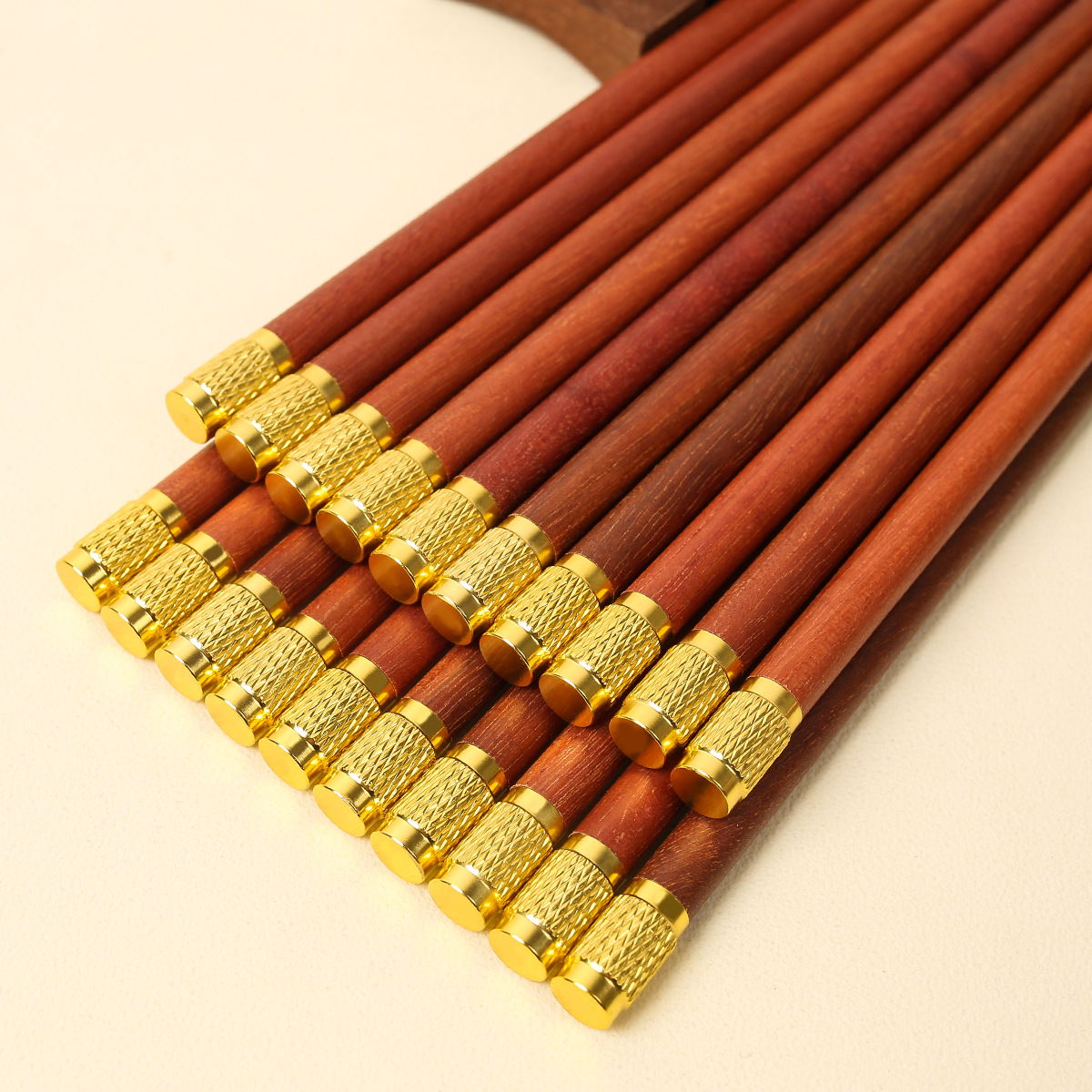 Palillos de madera con forma de alita de pollo para uso doméstico, palillos de madera maciza con parte superior redonda antideslizante, palillos de madera con parte superior de metal para uso comercial, palillos de regalo de madera sin pintura y sin cera.