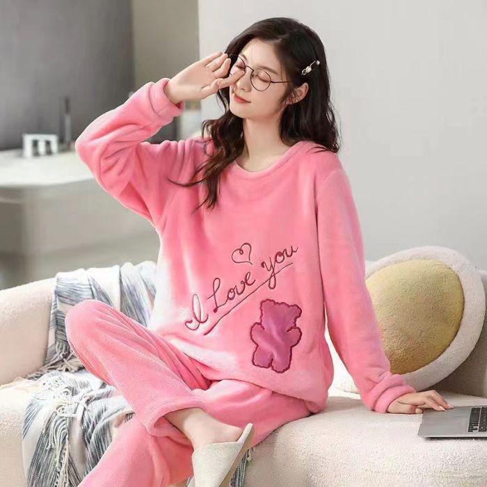 Pijamas de invierno al por mayor transfronterizos franela espesa dulce caricatura de mujeres ocio de manga larga calentamiento coral terciopelo ropa para el hogar
