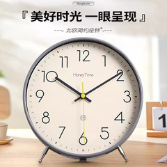 デスクトップの時計はデスクトップの置き時計の家庭用目覚まし時計のリビングルームの静音台時計のシンプルな時計の置物式の振り子時計です。