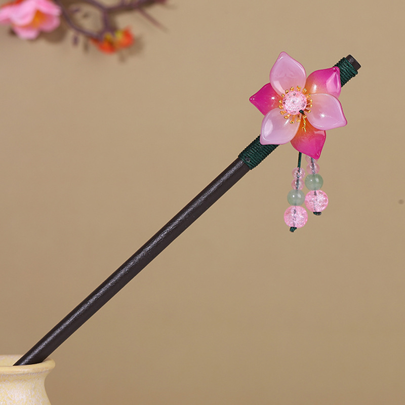 古風のかんざしの流蘇歩は木のかんざしの子供を揺らします。|undefined