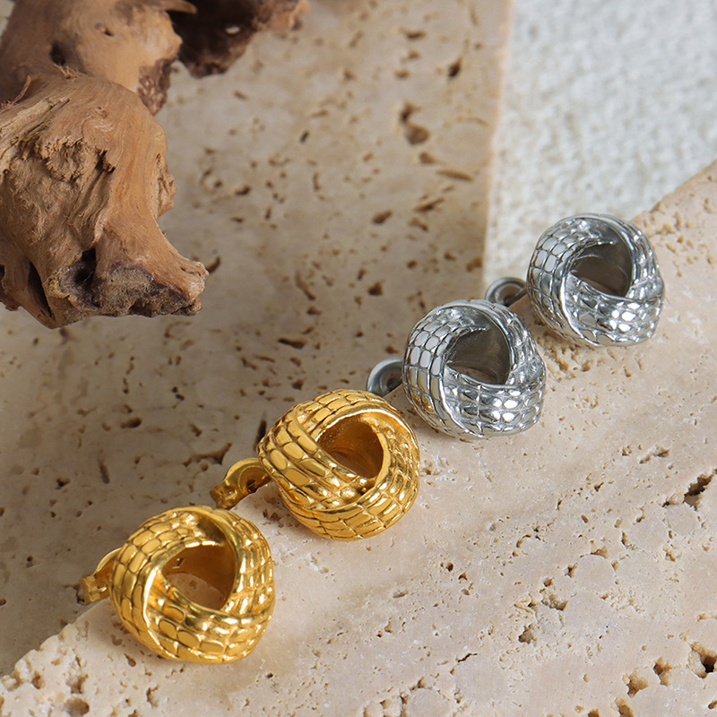 Simple Mobius con temperamento hueco exquisita moda artística retro nicho diseño Titanium pendientes de acero joyería femenina