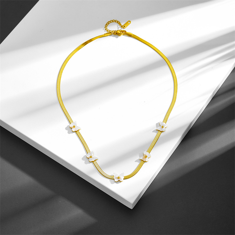 20g Weight Elegant Four Leaf Clover Butterfly Daisy Titanium Steel Inlay Shell Necklace