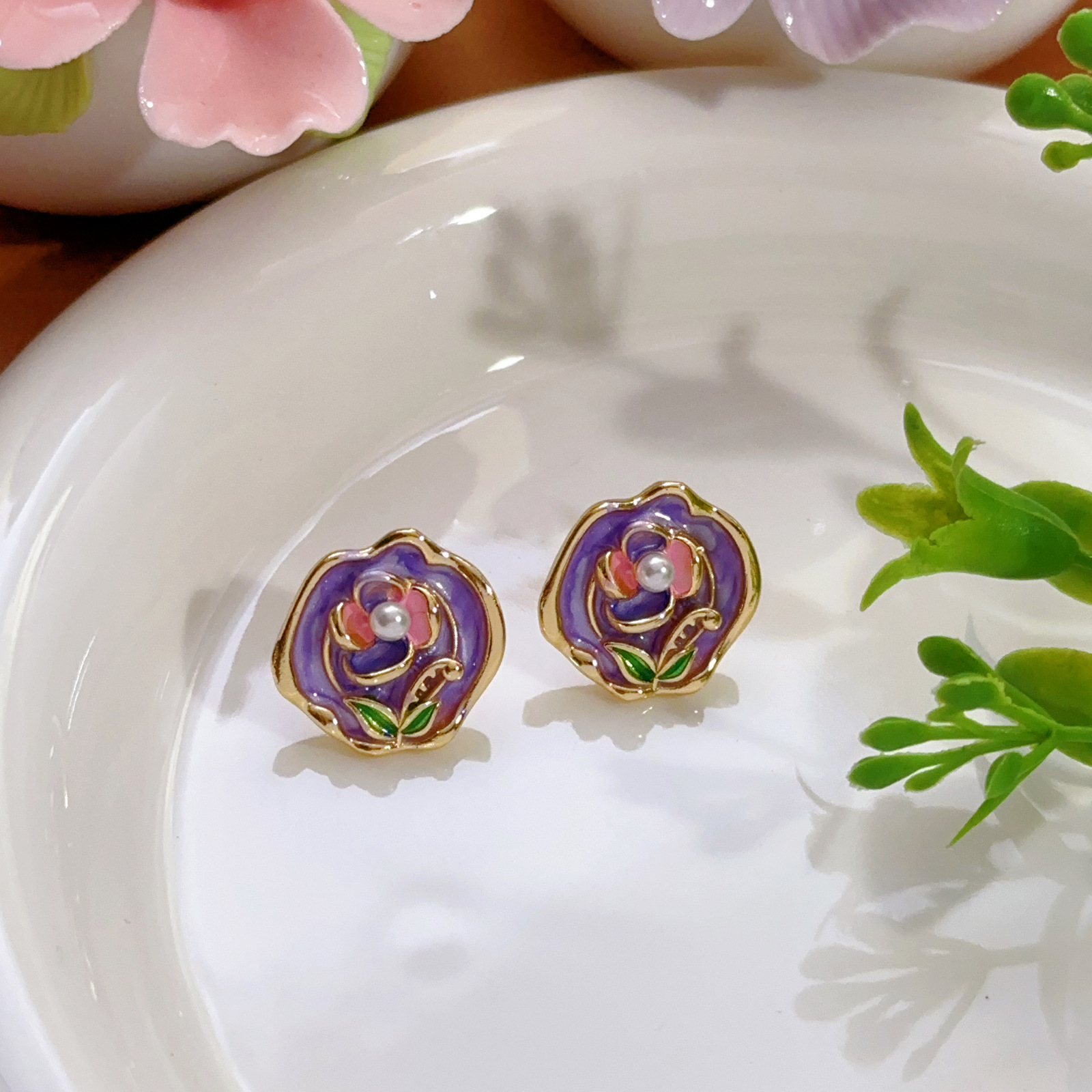 Pendientes de perlas Zhuji, temperamento blanco francés, pendientes antiguos, desplazamientos diarios, lujo ligero, joyería de orejas de alta gama al por mayor