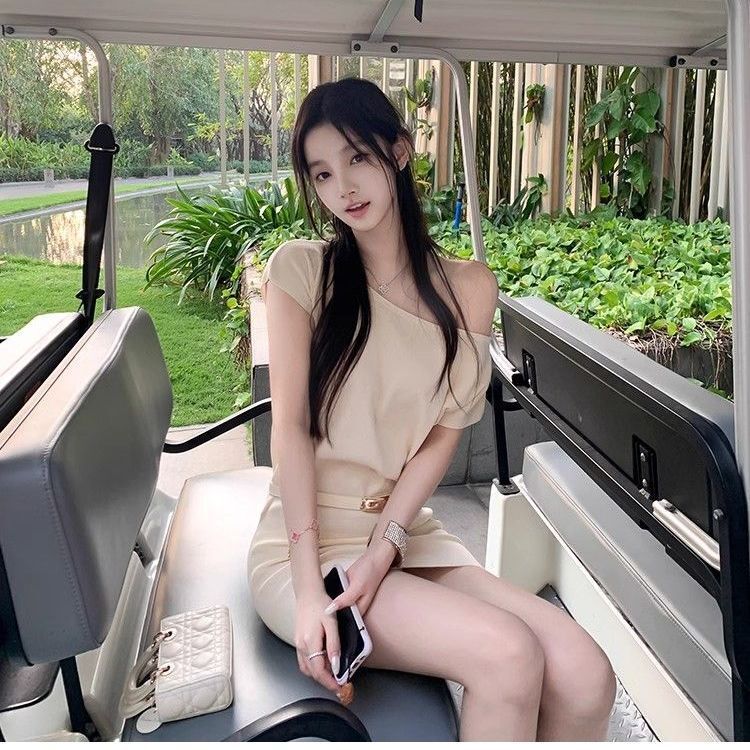 No-Makeup Slanted Shoulder Heroine Short-Sleeved Knitted Dress for Women Summer Slim Waist Skirt Hot Girl Slimming Hip Skirt