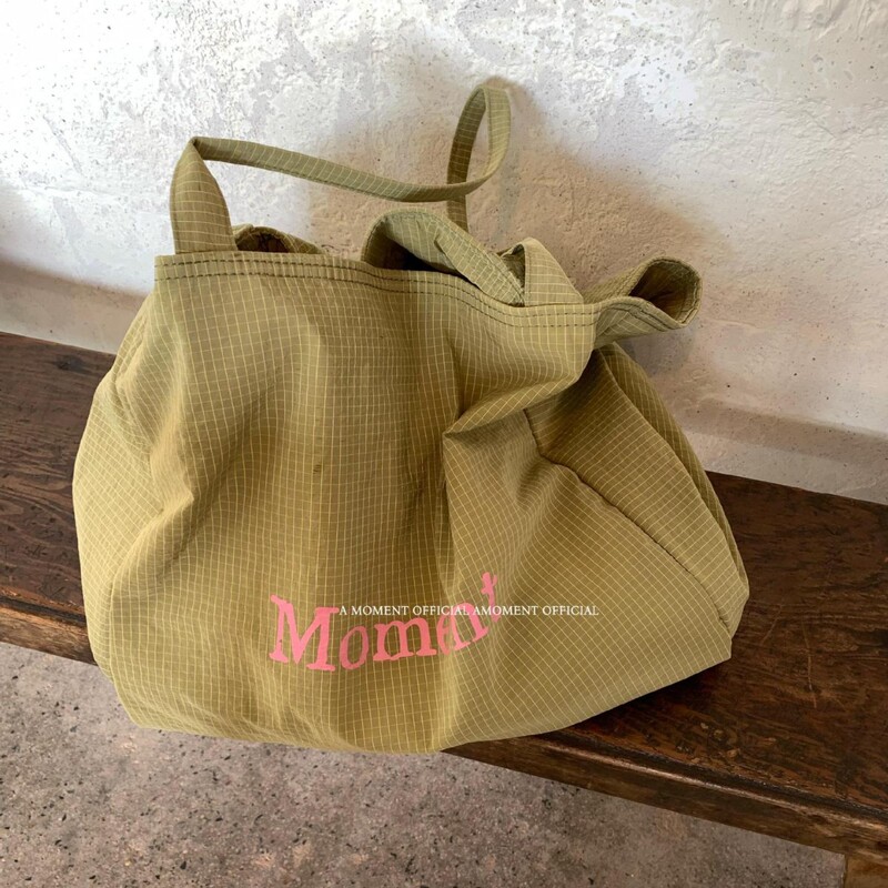 Amoment, the same green letter-print nylon tote bag as the one worn by the popular influencer, a large-capacity, casual shoulder bag for women Amoment, the same green letter-print nylon tote bag as the one worn by the popular influencer, a large-capacity, casual shoulder bag for women
