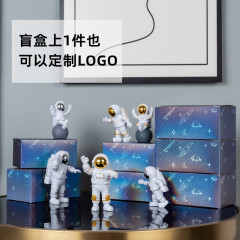 エイミー潮は宇宙人のデスクトップの置物を遊んでいます。