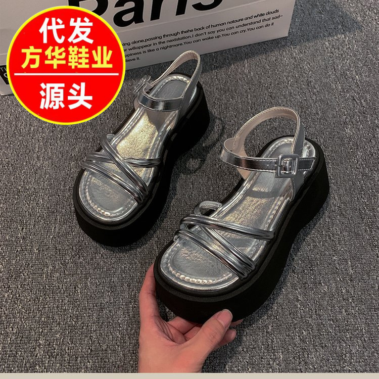 Sandalias romanas para mujeres 2026 nuevo estilo de verano para usar sandalias de fondo grueso de fondo blando francés versátil sandalias de playa de nicho