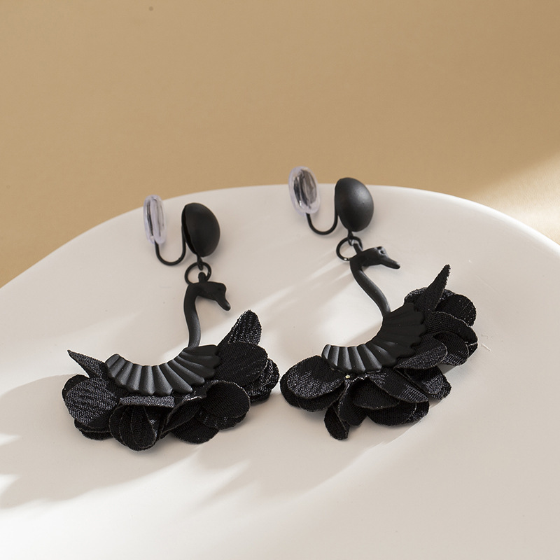 2023 nuevos pendientes de diseño exagerado de moda de lujo ligero Pendientes largos de temperamento retro Pendientes de cisne negro noble mujer