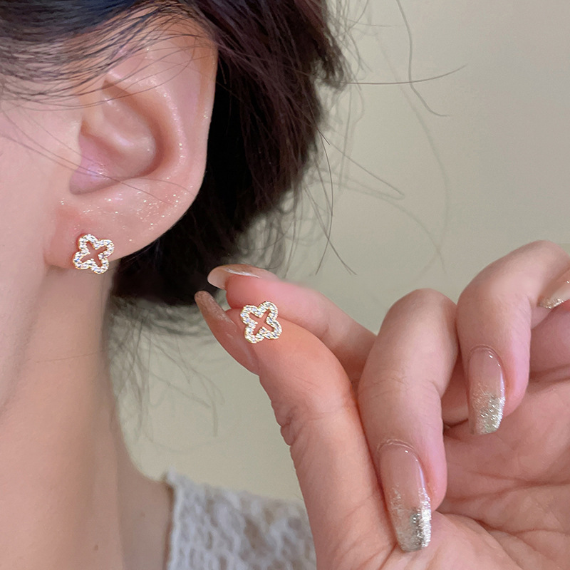 Aguja de plata circón de cuatro pétalos de flores pendientes huecos simples de moda de cercanías pendientes de todo fósforo nicho de alto grado en línea pendientes de la celebridad