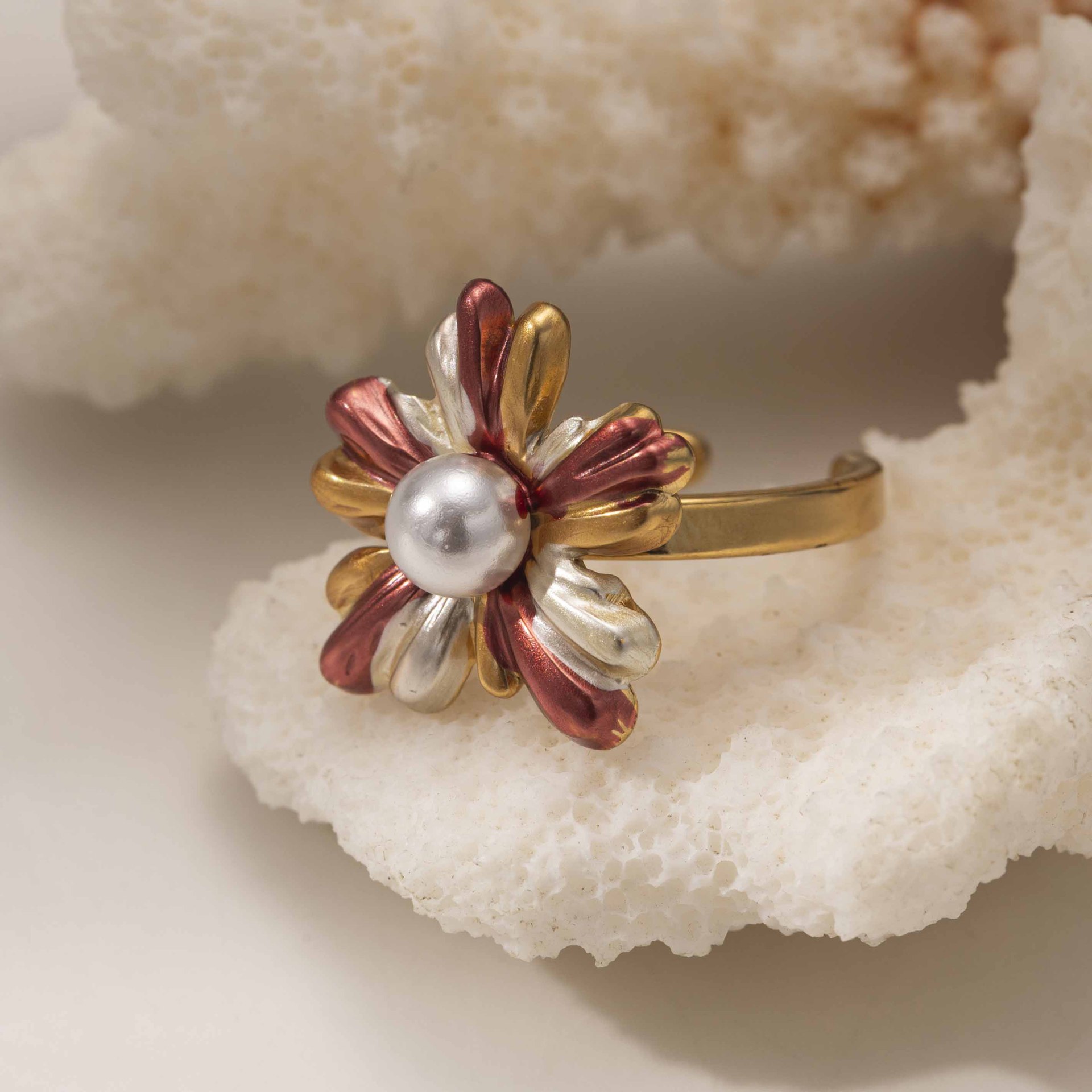 Anillo de acero de titanio europeo y americano de Tena, anillo de perlas de imitación de flores de todo fósforo de alto nivel, joyería transfronteriza para mujer que no se desvanece