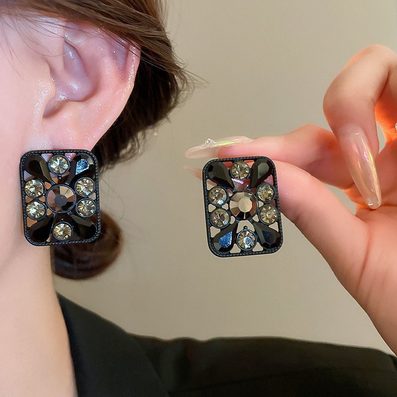 銀の針の黒色の水晶の項の幾何学のピアスの小さい大衆の百合のイヤリングのファッションの気質の軽くて豪華な高級感の耳飾りの卸売り