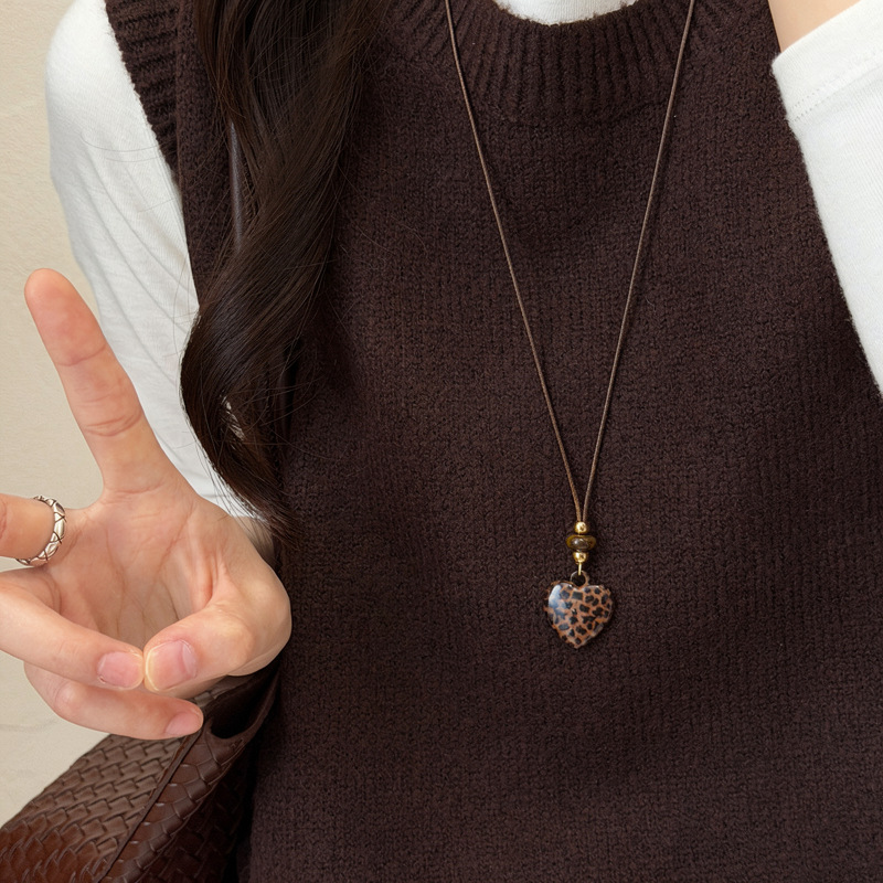 Maillard Leopard Star love collar colgante mujer retro dulce estilo fresco suéter cadena diseño de nicho accesorios de otoño e invierno