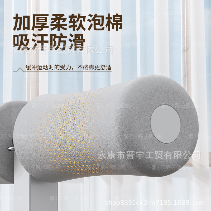 仰向けになって座っている補助器はひもを持っています。|undefined