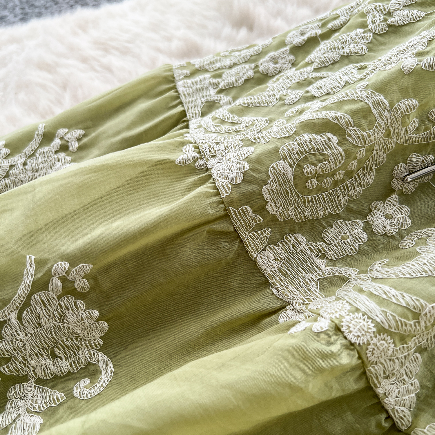 Completo autunno donna con camicia ricamata ed elegante gonna_voghion.com