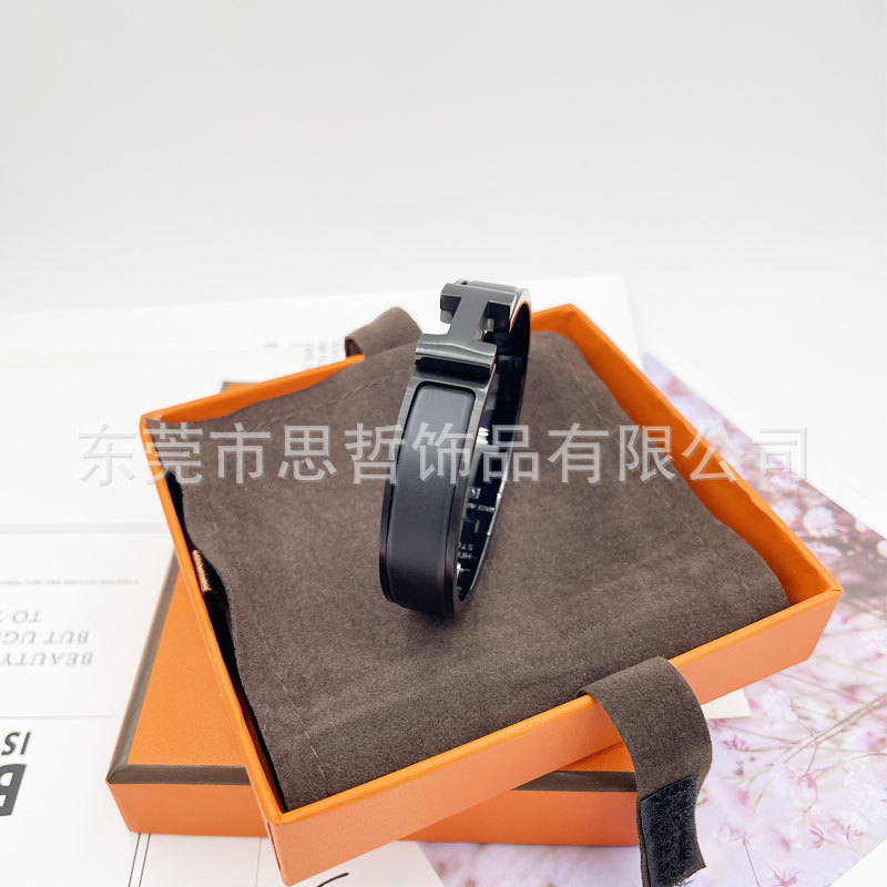 Fábrica directa europea y americana esmalte negro Guerrero pulsera fábrica al por mayor titanio acero Pulsera original diseño luz lujo accesorios femeninos