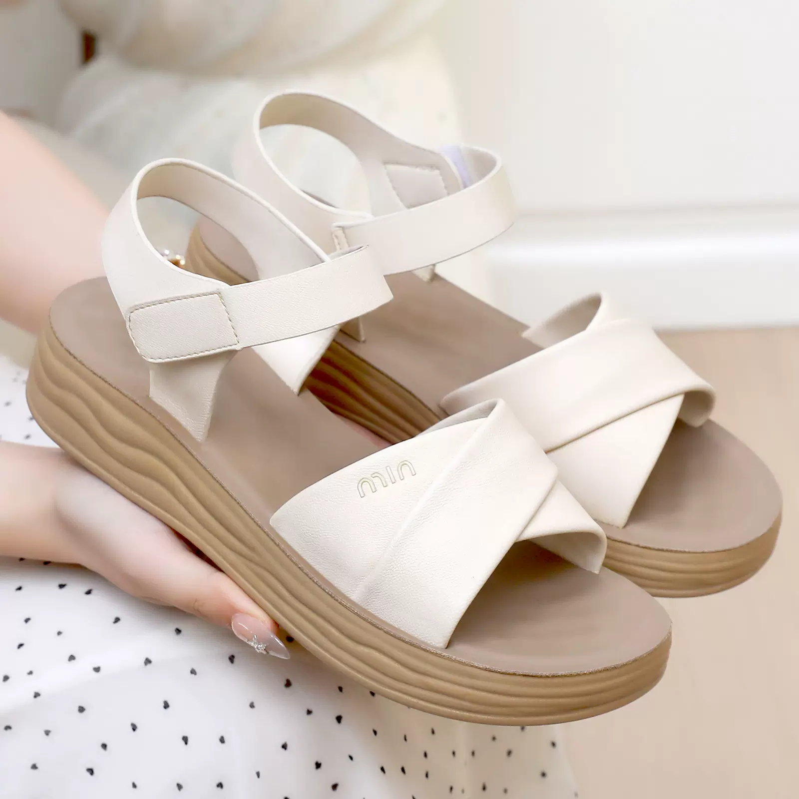 妈妈凉鞋女鞋中老年人夏季鞋女士新款防滑软底平底鞋舒适休闲鞋子