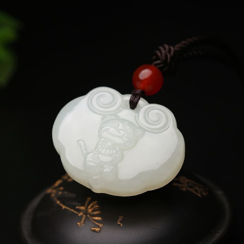 Mặt dây chuyền ngọc Hetian trắng 12 con giáp bản mệnh cầu bình an — Cung hoàng đạo hổ, Ngựa hoàng đạo, Cung hoàng đạo bò, Lợn hoàng đạo chi tiết 6