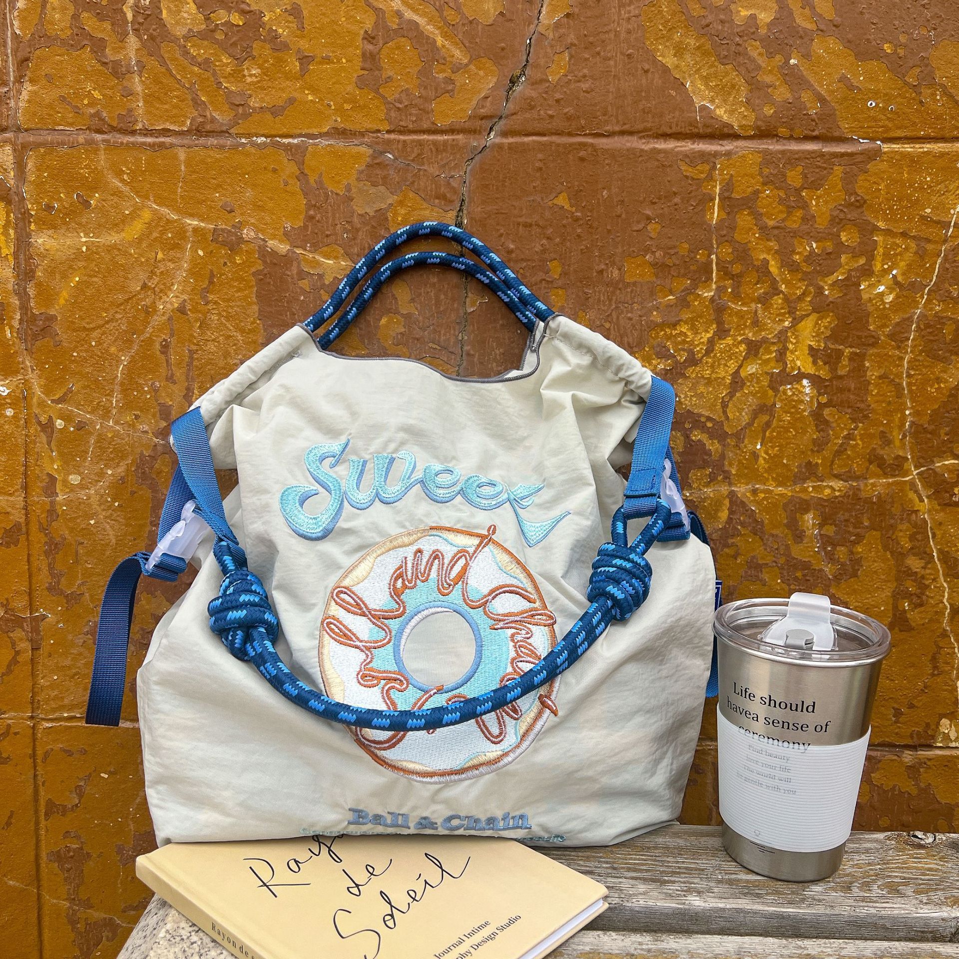 밝은 회색 도넛