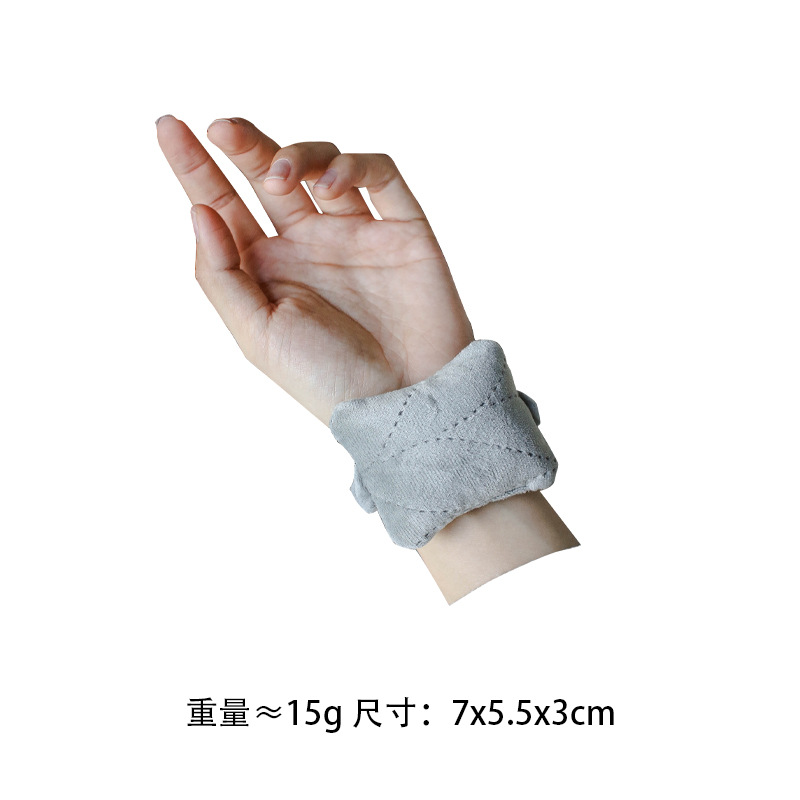 Эластичная подушечка на запястье серебристо-серого цвета с бархатным узором в виде листьев