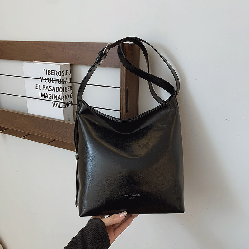 Cross-border retro versátil hombro único brazo bolso para mujeres 2025 nuevo cuero suave ocio de gran capacidad de transporte de viaje bolso de cubo