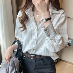 縦縞のシフォンのシャツの女性の7分の袖の秋の服の新型のデザイン感の小さい大衆の軽熟の上着の気質は垂れ下がっています。