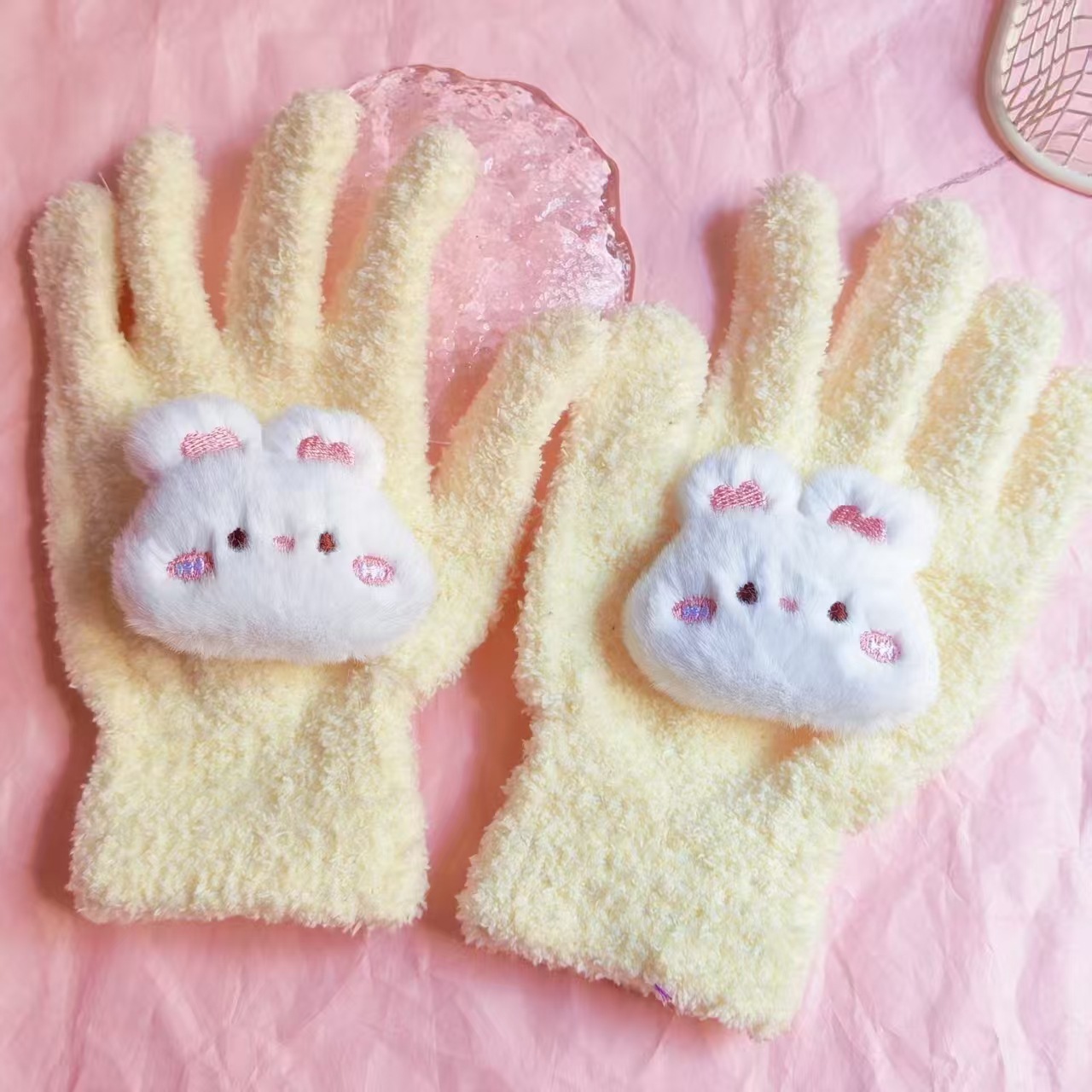 흰 토끼 노란 장갑