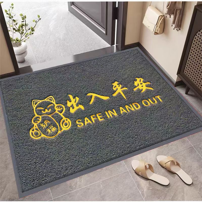 회색 행운의 고양이는 안전한 출입을 제공합니다