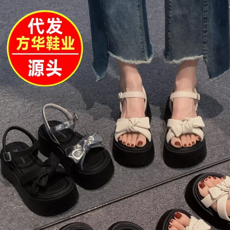 Sandalias de arco francés para mujeres 2026 nuevo estilo de verano con una sola gorra de moda con una falda de playa sandalias de hebilla