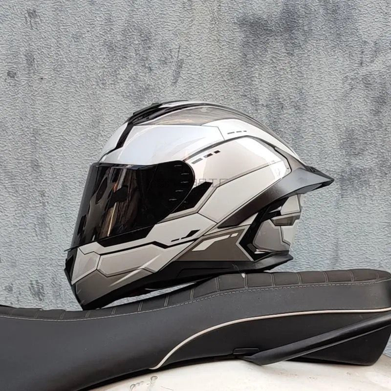 Casco de motocicleta Yy2 para hombres y mujeres de verano locomotora de protección solar plata hasta la personalidad gran cauda ranura bluetooth casco completo