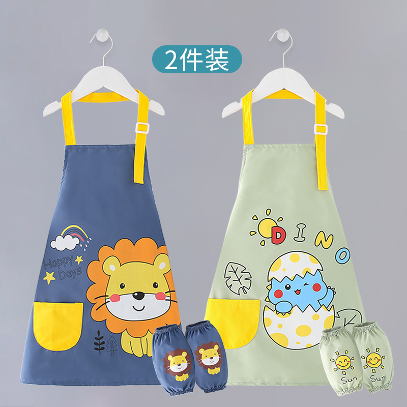 子供のエプロンの絵のカバーの服の男の子の赤ちゃんは食事をします。|undefined