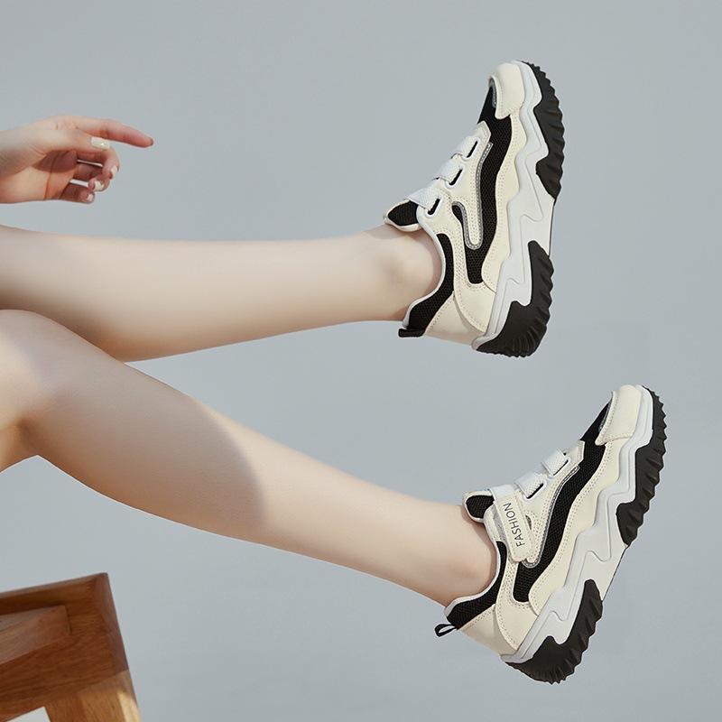 Zapatos blancos para mujeres con suela gruesa, primavera y verano de 2026 nuevos zapatos de cuero casuales deportivos ligeros con lazos para papá