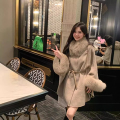 両面のカシミヤのコートの女性の冬の2024年の新型の高級な韓国版の狐の毛の襟のマントのマントの毛のコート