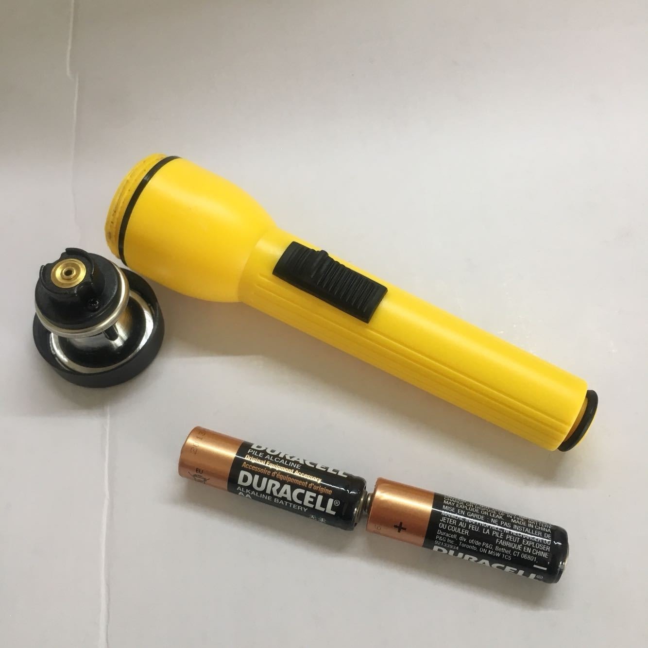 Old-fashioned flashlight with 2 AA batteries, durable for home use, emergency lighting during power outages, suitable for students and elderly, portable for outdoor use at night