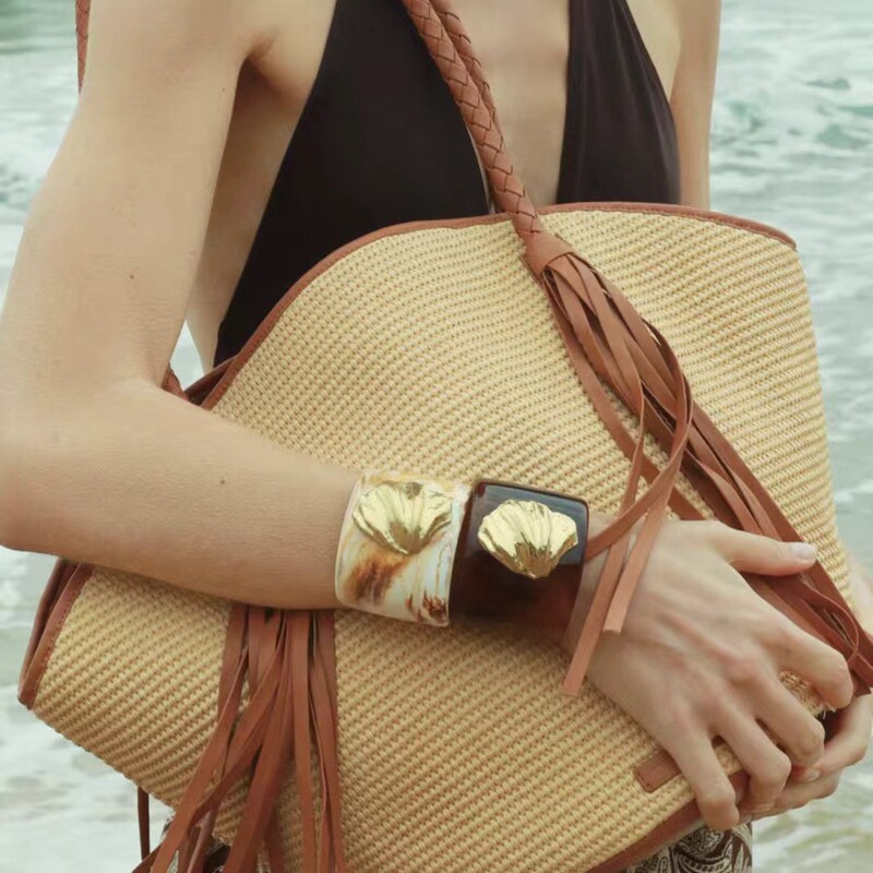 Elegant Shell Resin Wide Bracelet, Light Luxury Holiday Style, Versatile Bracelet, Personalized Niche Design Wide Bracelet