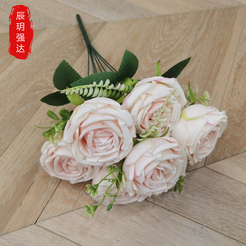 연한 흰색 분홍색