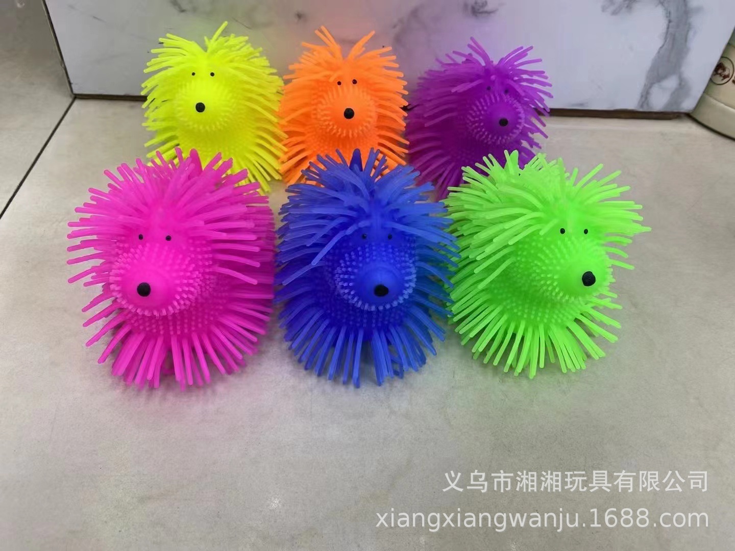 Conejo parpadeante bola de pelo TPR lindos perros peludos brillantes bola de pelo juguetes de ventilación juguetes calientes