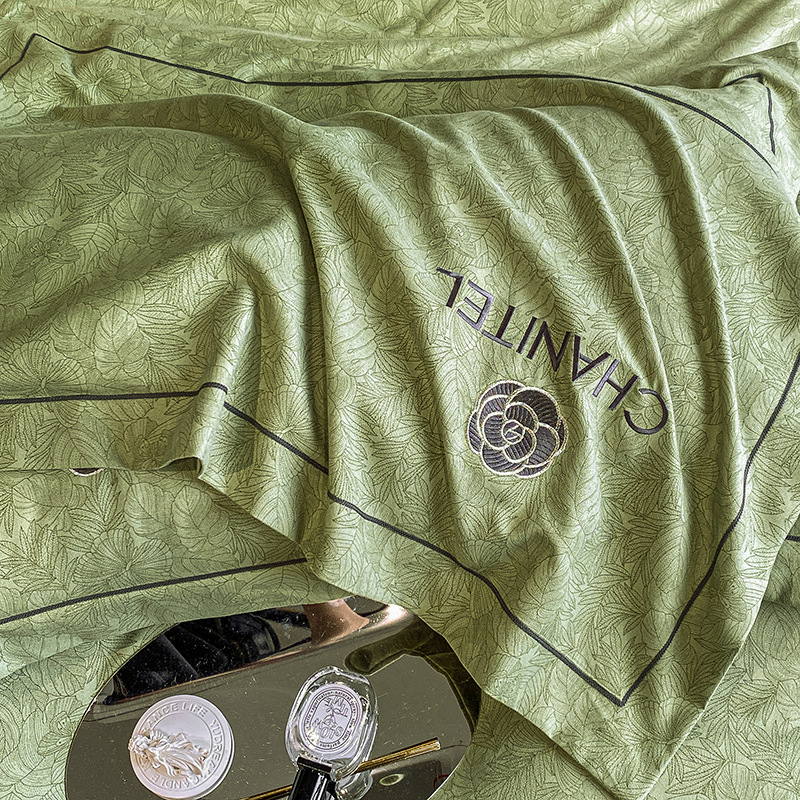 Bordado de lujo ligero, grueso, cepillado, juego de cuatro piezas, ropa de cama simple, sensación de alta calidad, funda de edredón de otoño e invierno, sábana, algodón puro