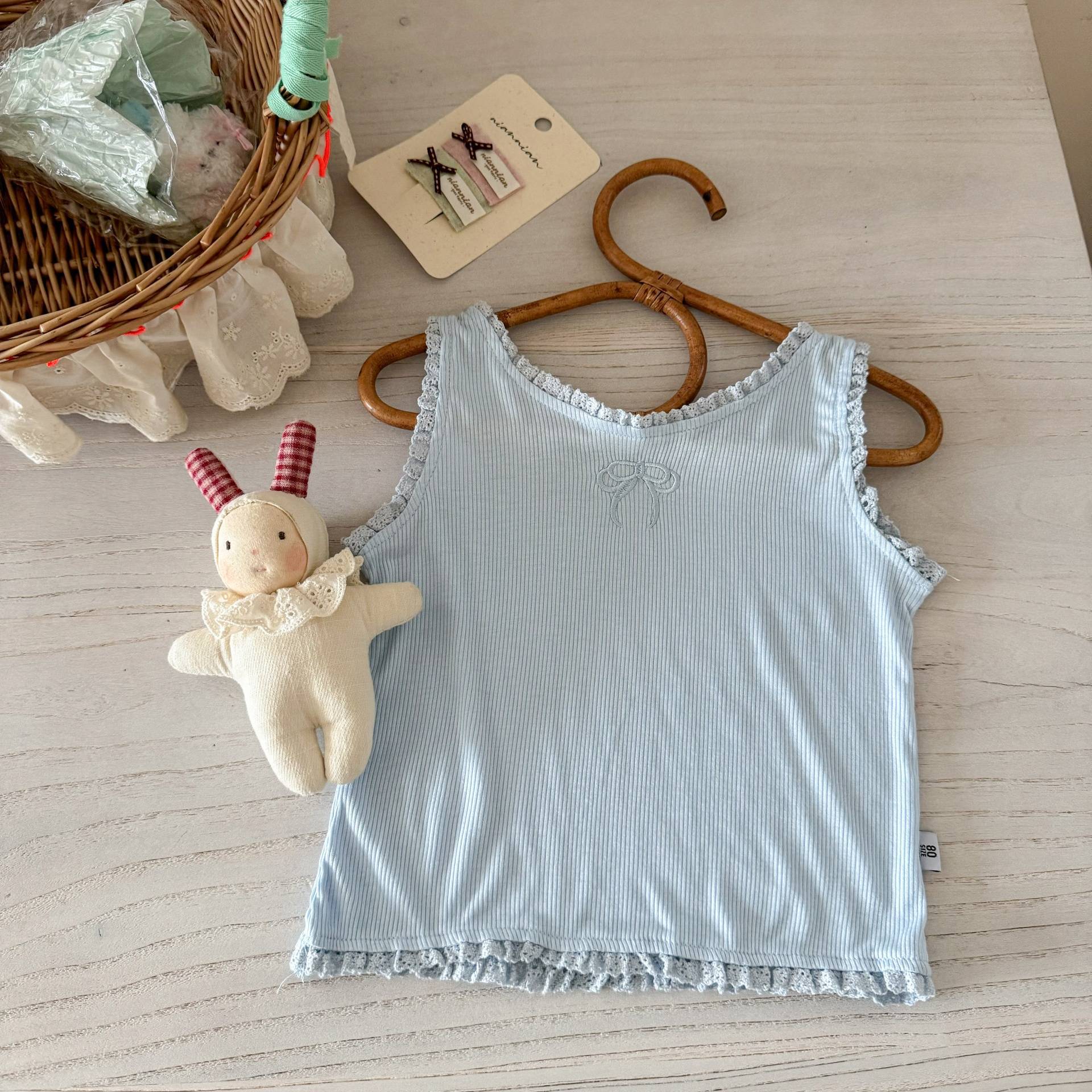Chaleco pequeño con orejas de madera bordadas para niñas