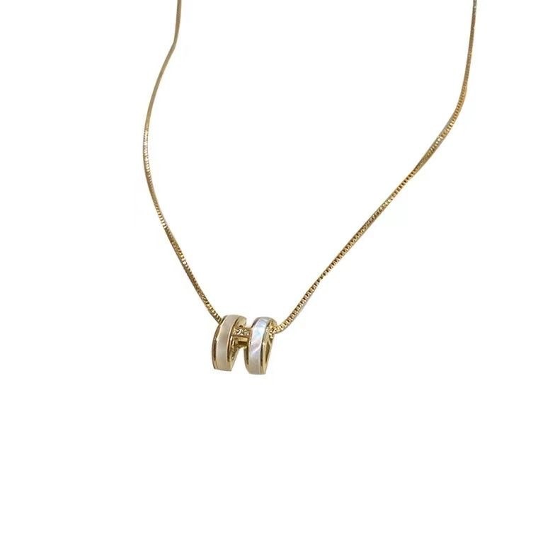 本物の金メッキジルコンのアルファベットのペンダントのネックレスは小さくてシンプルです。|undefined