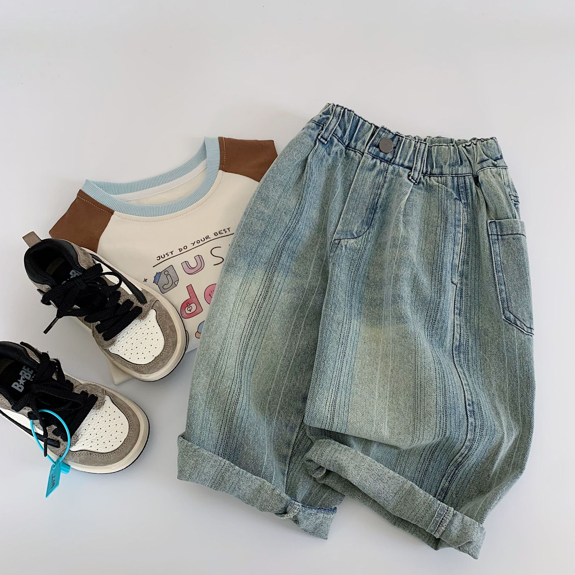 Pantalones infantiles Mai Bao 2025, otoño nuevo estilo coreano, jeans sueltos para niños y niñas, pantalones de estilo extranjero para bebés, Huzhou, tela interior