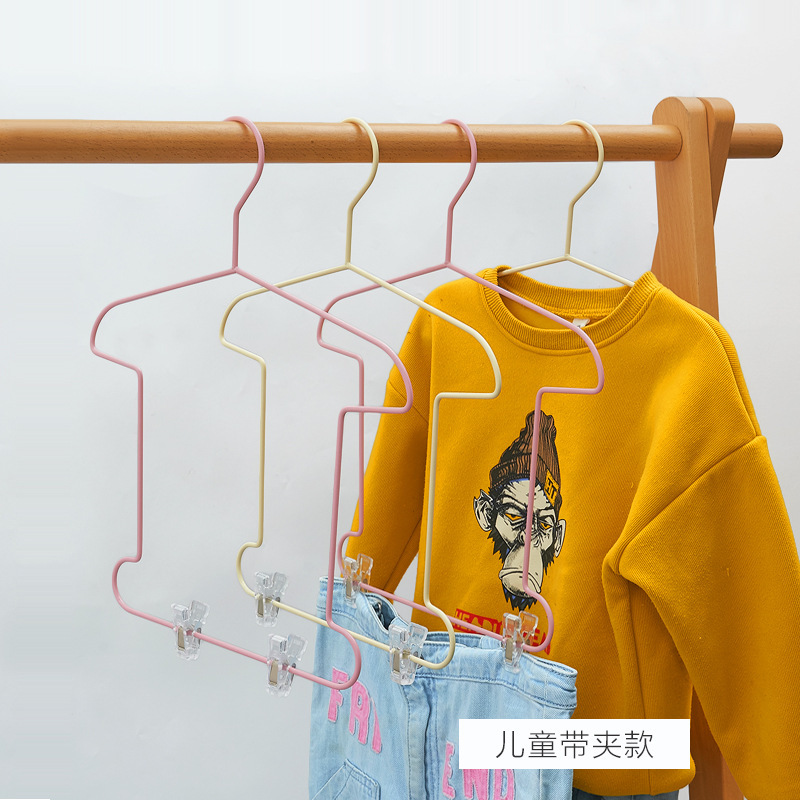 子供のワンピースセットのハンガーとクリップセットの組み合わせで、太くて無垢な金属の服を着て、洋服屋のハンガーを支えます。|undefined