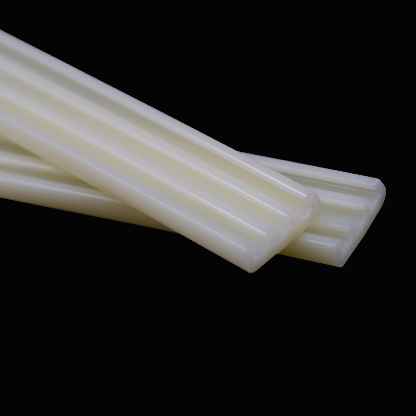 Venta directa de fábrica de perfiles de plástico extruido, conductos de cable de PVC de tres líneas resistentes al desgaste, ranuras para cables de latón, con dibujos y muestras disponibles.