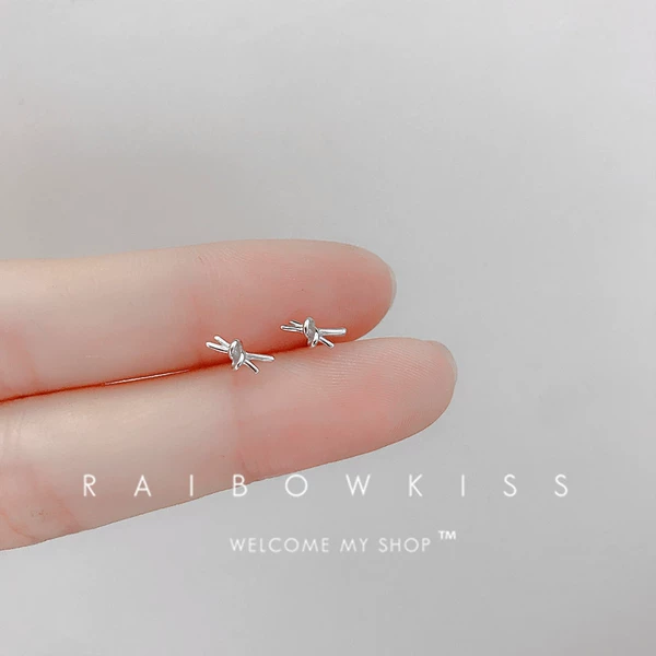 Earrings with bow