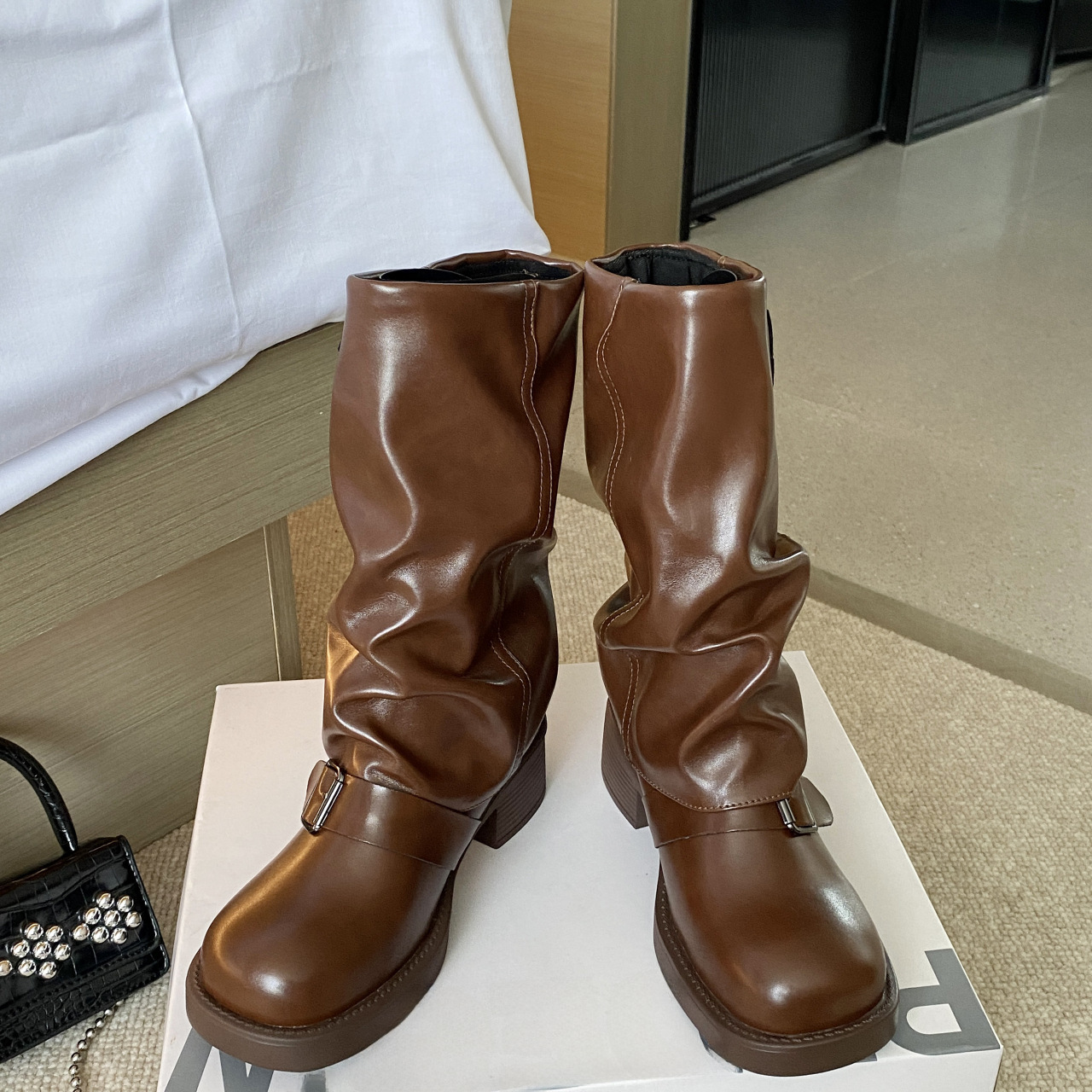 Stivali con fibbia a cintura e plissettati in pile per donna 2023 nuovi stivali retrò con tacco spesso e plateau a metà polpaccio stivali da sigaretta alla moda di strada_voghion.com