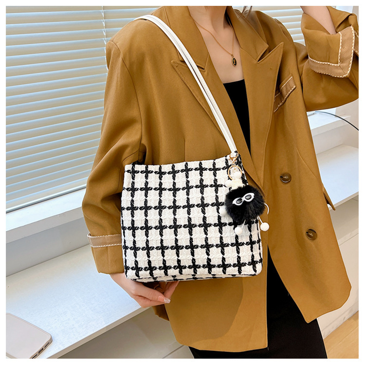 This year's popular bags are versatile for women. The 2023 new tweed bucket single-shoulder bag exudes a sense of sophistication and is a student commuting tote bag undefined