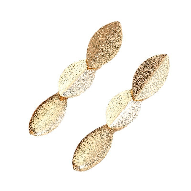 Pendientes de borla geométrica larga transfronteriza Pendientes de lujo ligero de temperamento salvaje dorado Pendientes de temperamento simple para mujer