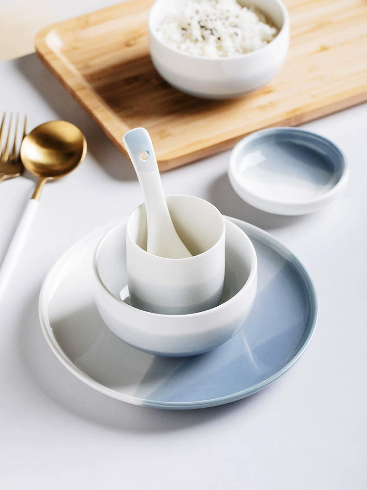 Набор из трех предметов для сервировки стола в отеле на одного человека, креативные тарелки, комбинация керамической ресторанной посуды, чашки, ложки и тарелки.